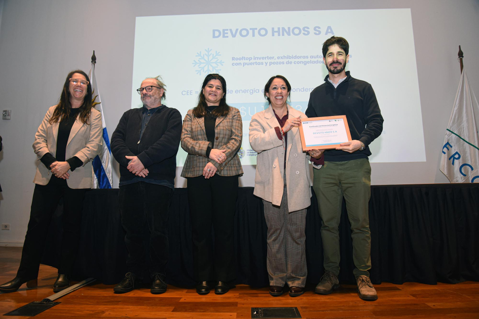 Devoto Hermanos. S.A. Fernanda Cardona, junto a Arianna Spinelli y Daniel Olesker entrega certificados