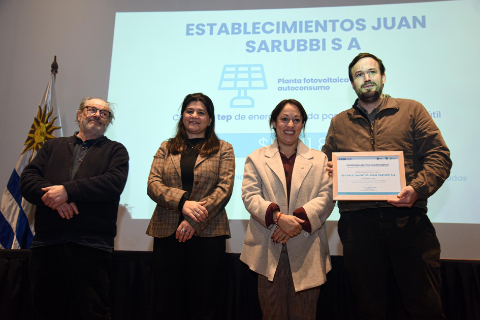 Establecimientos Juan Sarubbi S.A. Fernanda Cardona, junto a Arianna Spinelli y Daniel Olesker entrega certificados