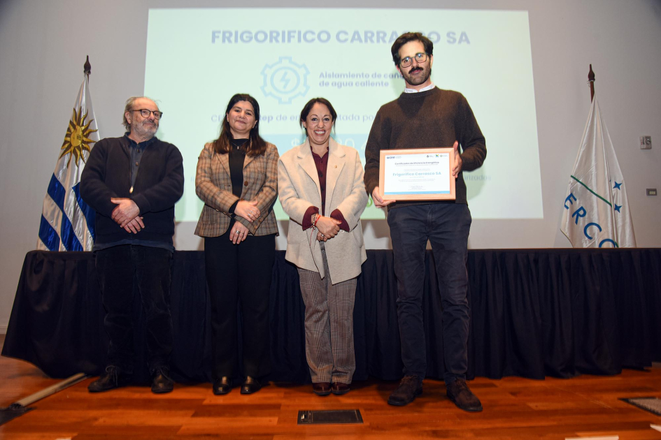 Frigorífico Carrasco S.A. Fernanda Cardona, junto a Arianna Spinelli y Daniel Olesker entrega certificados
