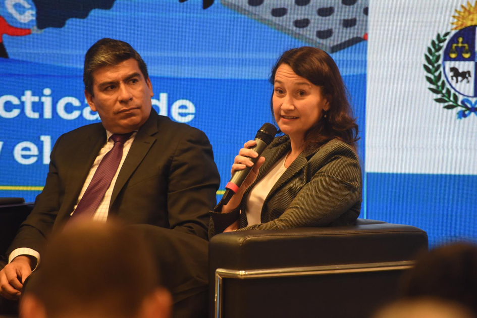 Csukasi habla, sentada, junto a otro panelista