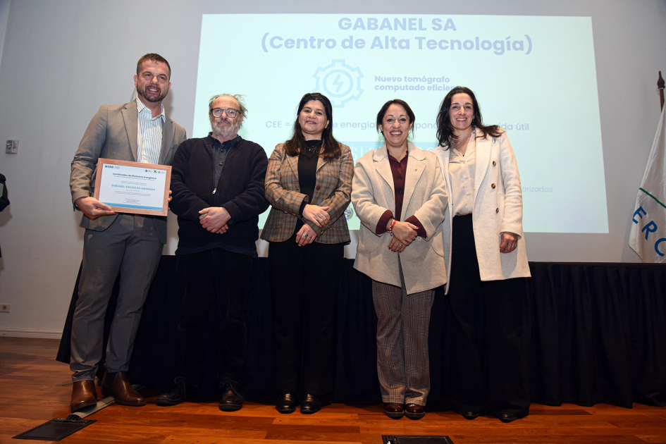 Gabanel S.A. (Centro de Alta Tecnología) Fernanda Cardona, junto a Arianna Spinelli y Daniel Olesker entrega certificados