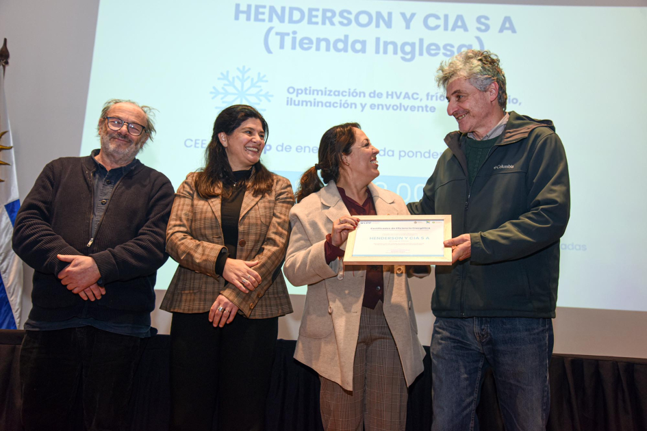 Henderson y Compañía S.A. (Tienda Inglesa) Fernanda Cardona, junto a Arianna Spinelli y Daniel Olesker entrega certificados