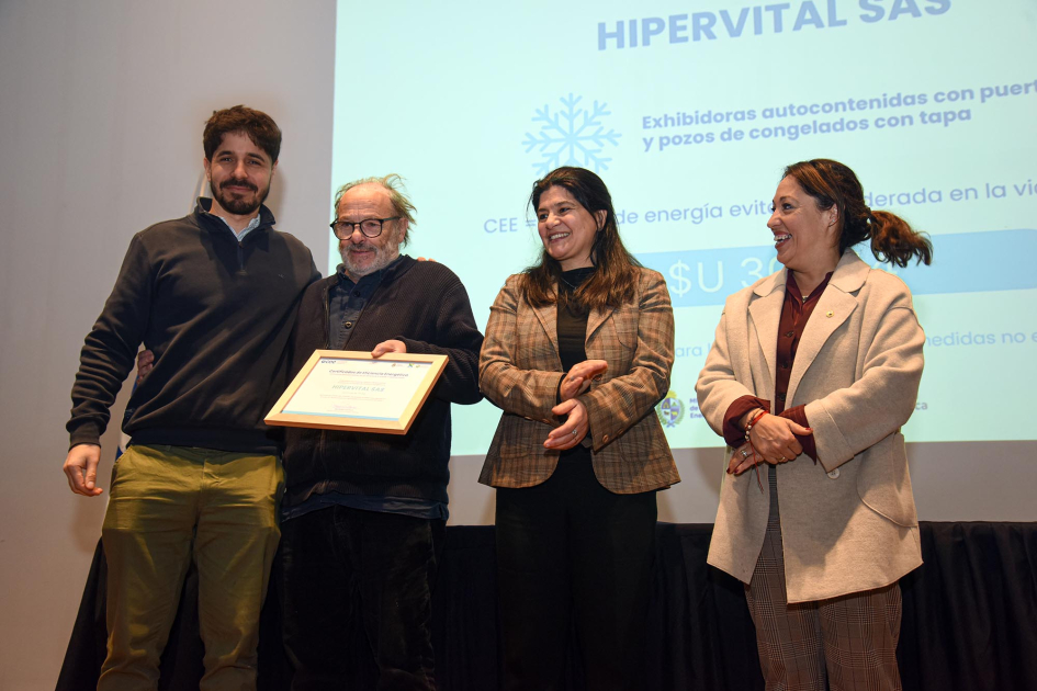 Hipervital S.A.S. Fernanda Cardona, junto a Arianna Spinelli y Daniel Olesker entrega certificados