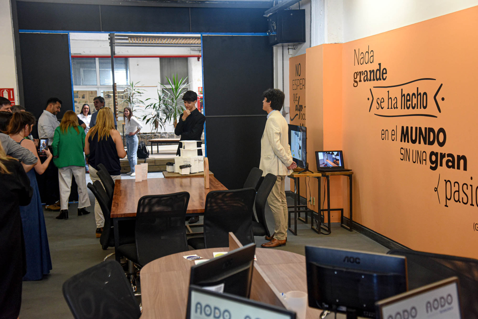 Nodo de Innovación de la UTU Pares naranja con texto: "Nada grande se ha hecho en el mundo sin una gran pasión" y gente de pie