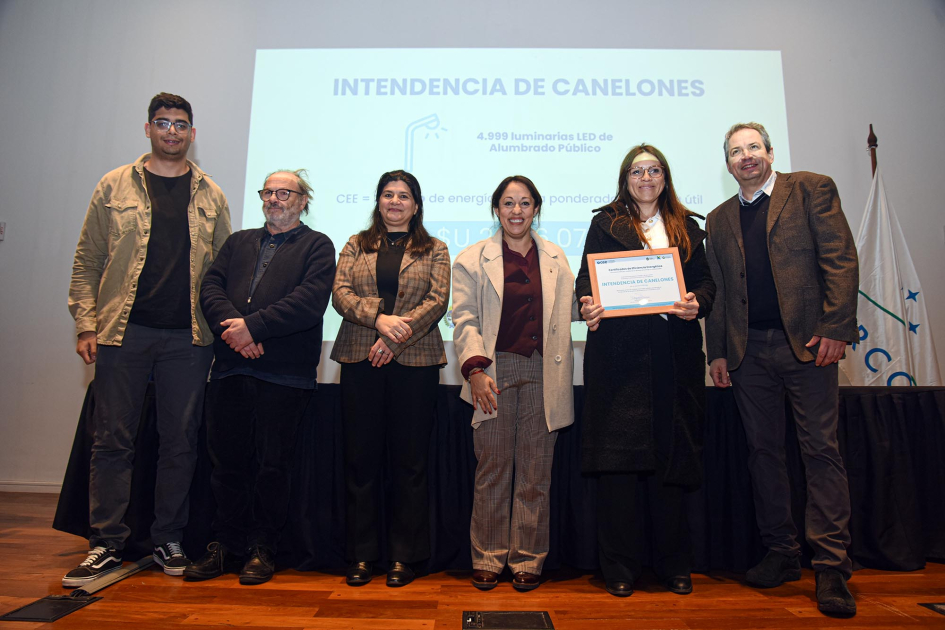 Intendencia de Canelones Fernanda Cardona, junto a Arianna Spinelli y Daniel Olesker entrega certificados