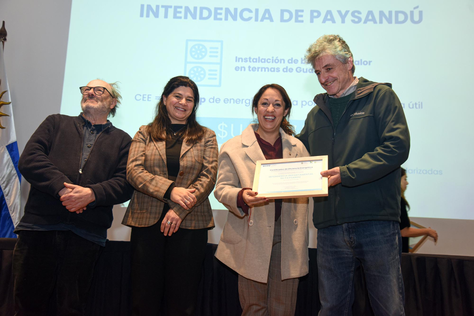 Intendencia de Paysandú Fernanda Cardona, junto a Arianna Spinelli y Daniel Olesker entrega certificados