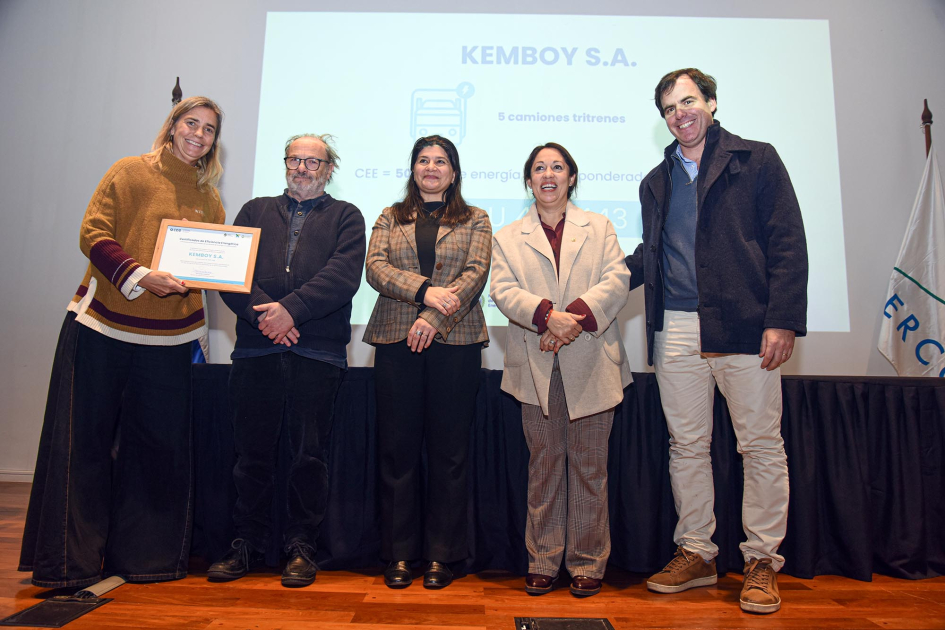 Kemboy S.A. Fernanda Cardona, junto a Arianna Spinelli y Daniel Olesker entrega certificados