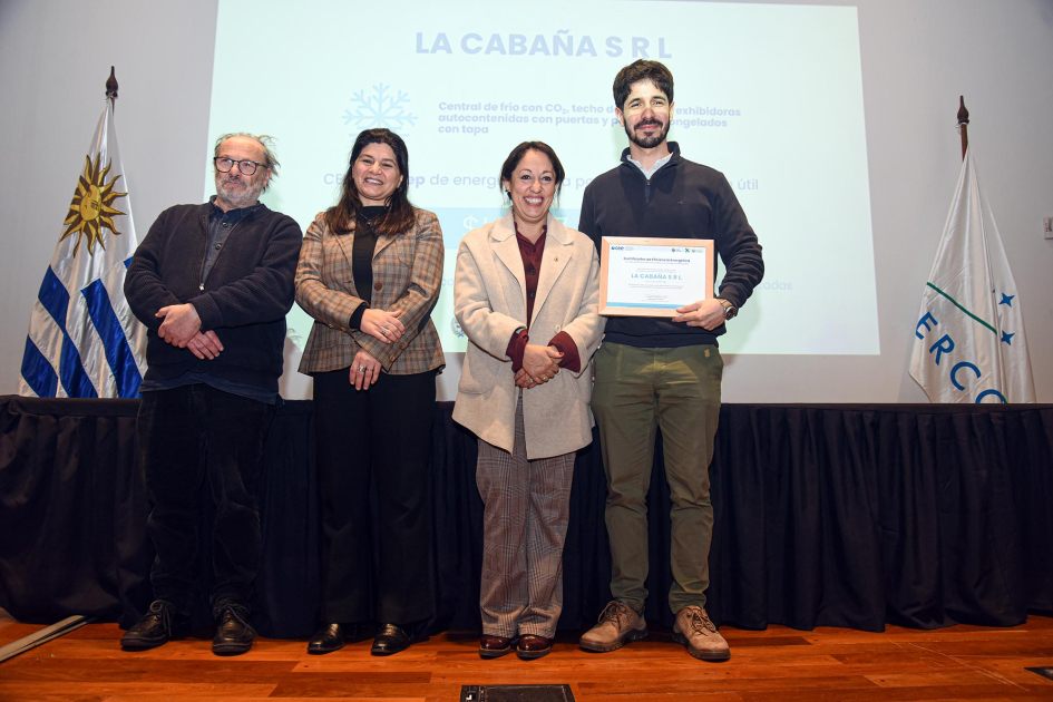 La Cabaña S.R.L. Fernanda Cardona, junto a Arianna Spinelli y Daniel Olesker entrega certificados