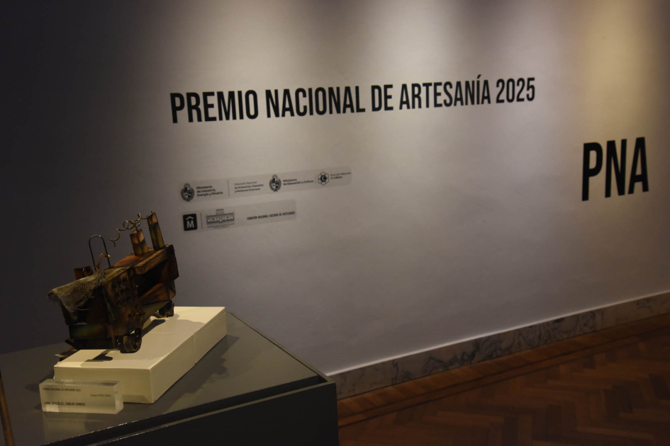 Exhibición del Premio Nacional de Artesanía 2025 Premio; detrás, pared con objetivos del galardón