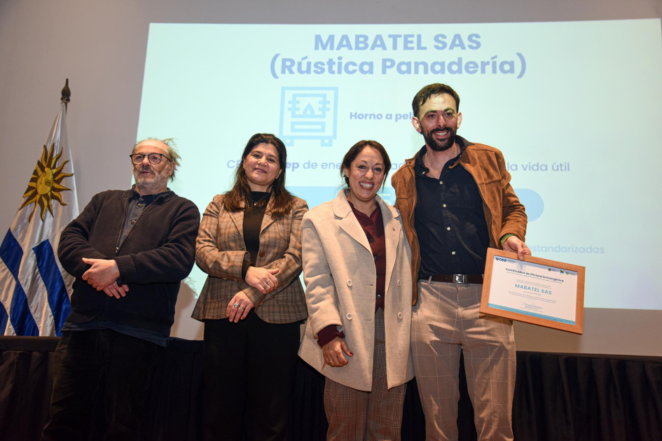 Mabatel S.A.S. (Rústica Panadería) Fernanda Cardona, junto a Arianna Spinelli y Daniel Olesker entrega certificados
