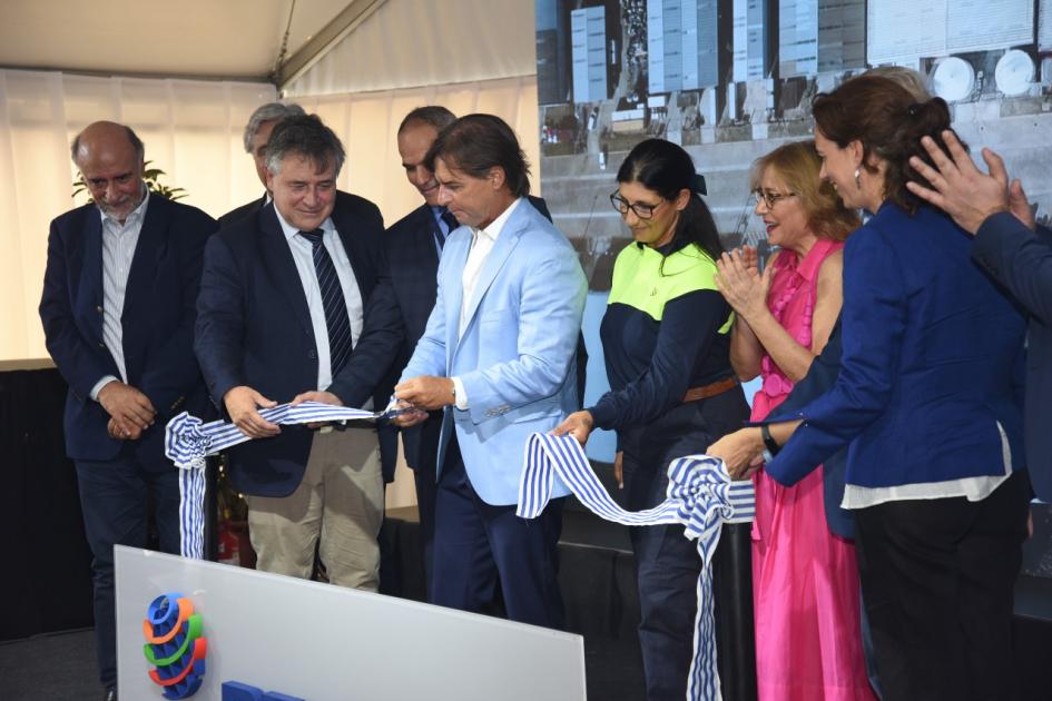 Corte de cinta Corte de cinta de las autoridades, a cargo de Lacalle Pou