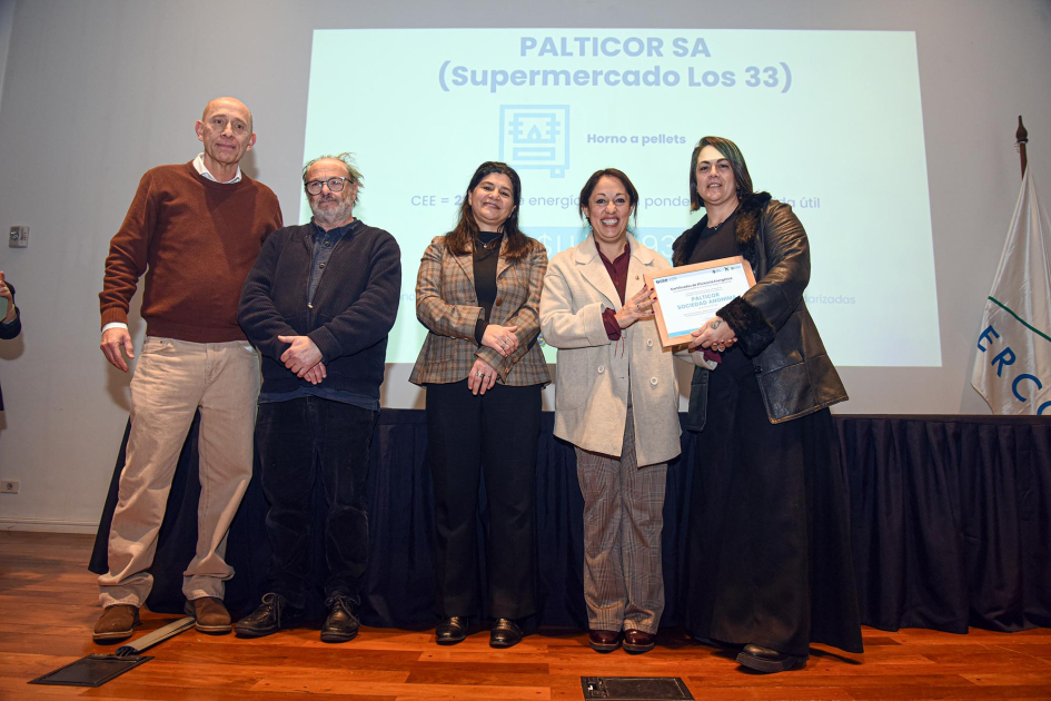 Palticor S.A. (Supermercado Los 33) Fernanda Cardona, junto a Arianna Spinelli y Daniel Olesker entrega certificados