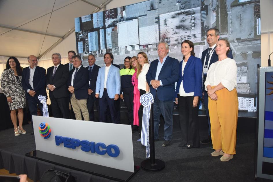 Autoridades nacionales y departamentales participaron de la ampliación de la planta de PepsiCo Autoridades en el escenario; frente a ellos, un cartel de PepsiCo