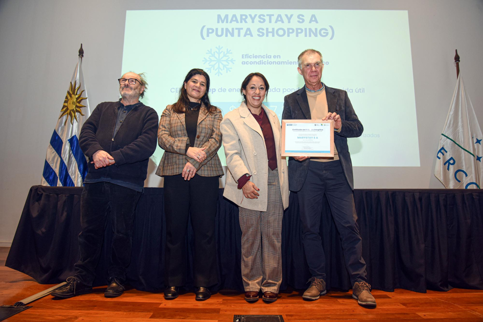 Marystay S.A. (Punta Shopping) Fernanda Cardona, junto a Arianna Spinelli y Daniel Olesker entrega certificados