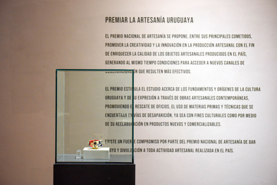 Exhibición del Premio Nacional de Artesanía 2025 Pieza en caja de vidrio; detrás, pared con texto