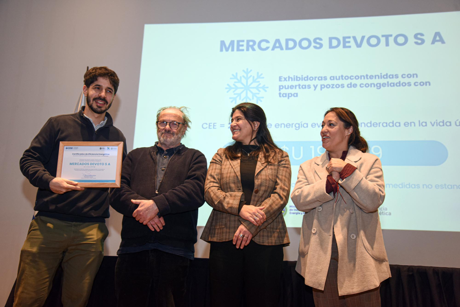 Mercados Devoto S.A. Fernanda Cardona, junto a Arianna Spinelli y Daniel Olesker entrega certificados