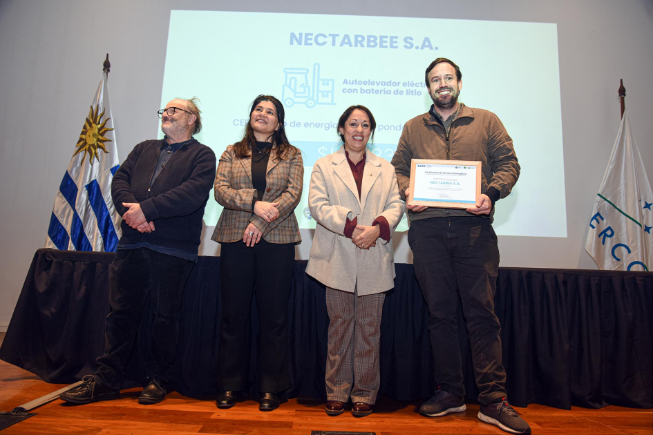 Nectarbee S.A. Fernanda Cardona, junto a Arianna Spinelli y Daniel Olesker entrega certificados