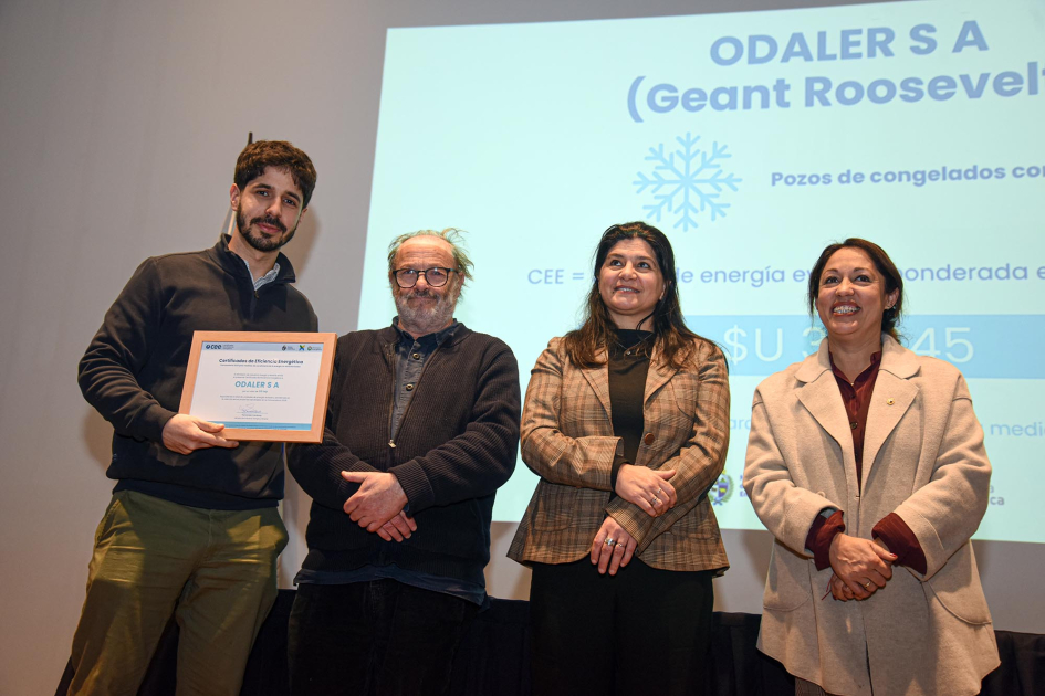 Odaler S.A. (Geánt Roosvelt) Fernanda Cardona, junto a Arianna Spinelli y Daniel Olesker entrega certificados