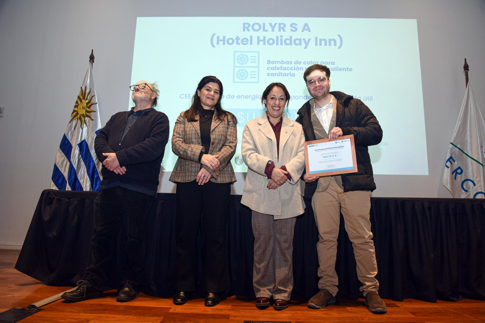 Rolyr S.A. (Hotel Holiday Inn) Fernanda Cardona, junto a Arianna Spinelli y Daniel Olesker entrega certificados