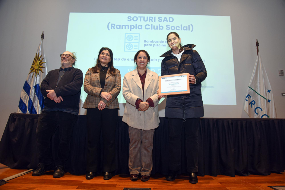 Soturi S.A.D. (Rampla Club Social) Fernanda Cardona, junto a Arianna Spinelli y Daniel Olesker entrega certificados