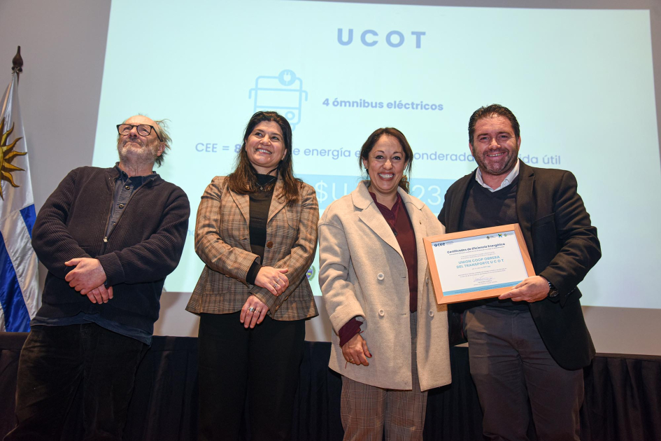 UCOT Fernanda Cardona, junto a Arianna Spinelli y Daniel Olesker entrega certificados