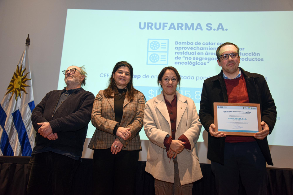 Urufarma S.A. Fernanda Cardona, junto a Arianna Spinelli y Daniel Olesker entrega certificados