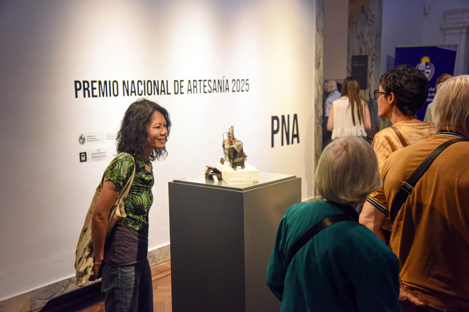 Exhibición del Premio Nacional de Artesanía 2025 Personas recorren la muestra