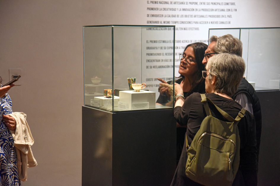 Exhibición del Premio Nacional de Artesanía 2025 Personas observan las piezas