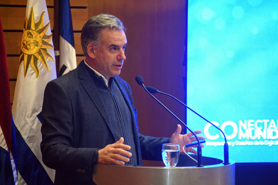 Presidente Yamandú Orsi Presidente Yamandú Orsi habla desde un atril; detrás, banderas