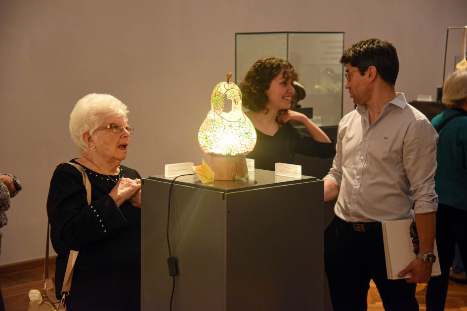 Exhibición del Premio Nacional de Artesanía 2025 Personas observan las piezas