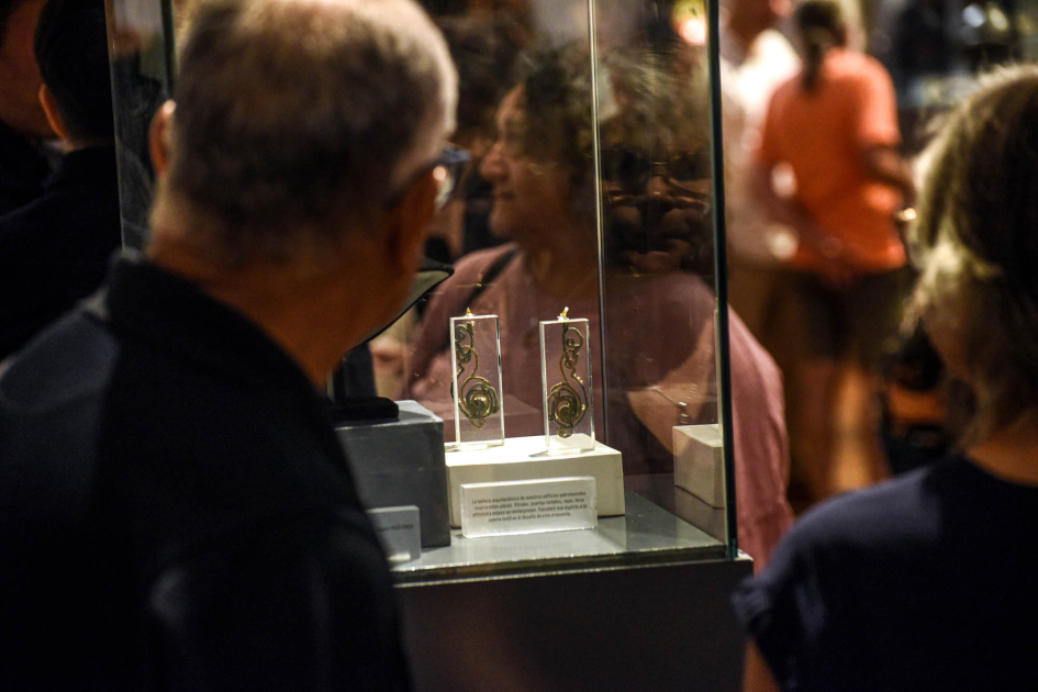 Exhibición del Premio Nacional de Artesanía 2025 Personas observan las piezas