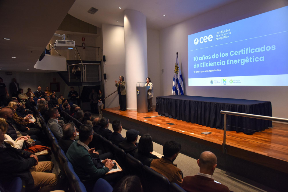 10 años de los Certificados de Eficiencia Energética Escenario en donde se ve a Arianna Spinelli hablando, y el público sentado