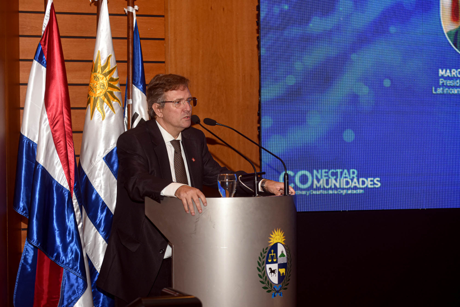 Presidente ejecutivo de CERTAL, Pablo Scotellaro Scotellaro habla desde un atril; detrás, banderas