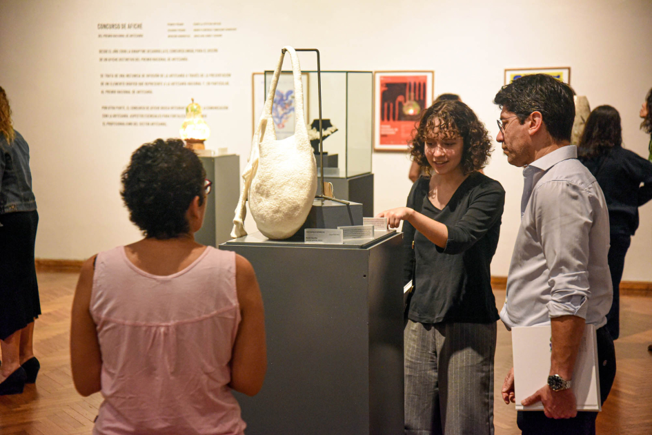 Exhibición del Premio Nacional de Artesanía 2025 Personas recorren la muestra