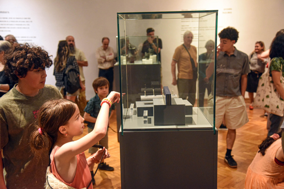 Exhibición del Premio Nacional de Artesanía 2025 Personas observan las piezas