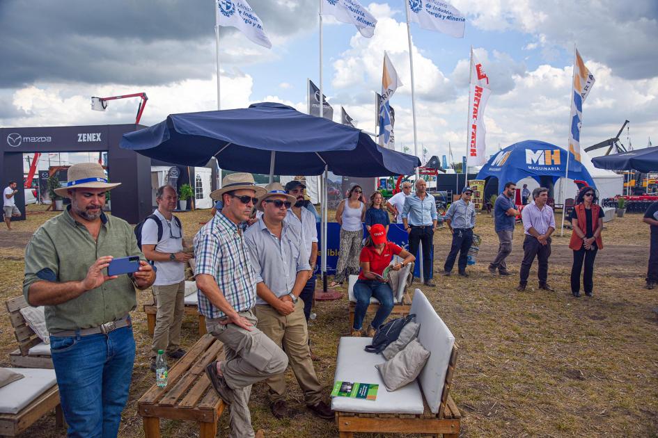 Delegación del MIEM y visitantes