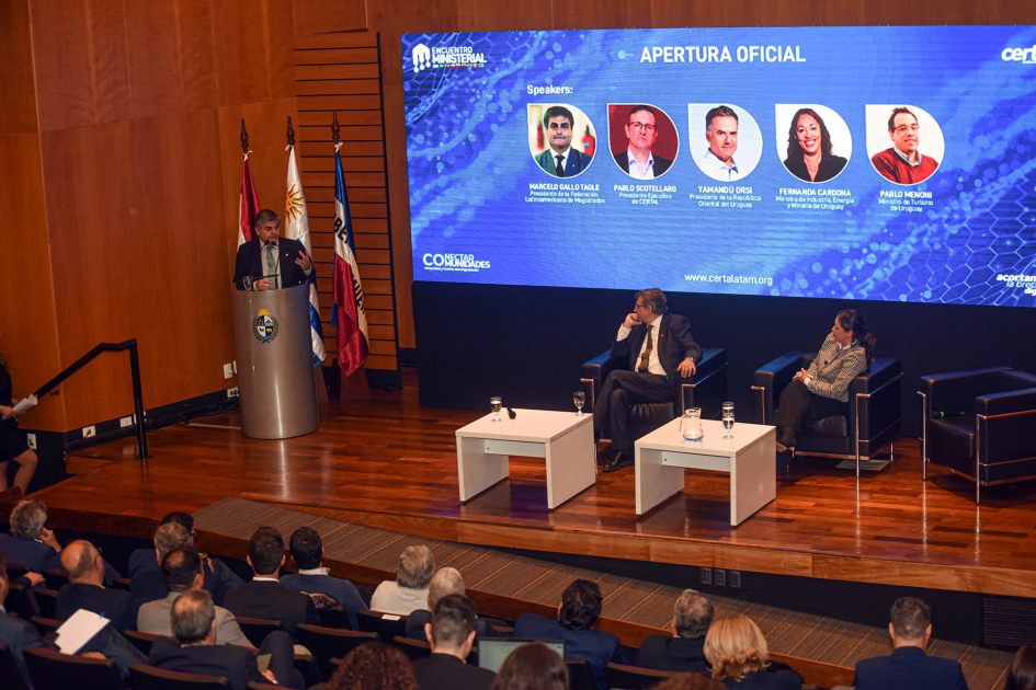 Apertura del encuentro ministerial Auditorio de Presidencia; al fondo, panel; detrás, pantalla; más cerca, público