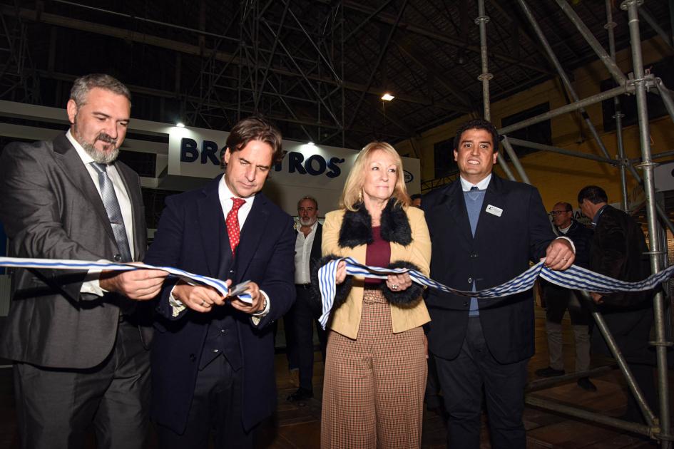 Corte de cinta; participan Luis Lacalle Pou y Carolina Cosse, entre otros