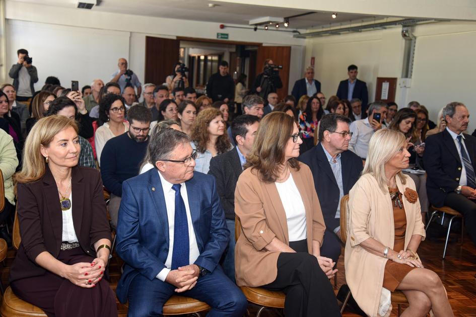 Autoridades y público Autoridades, entre el público