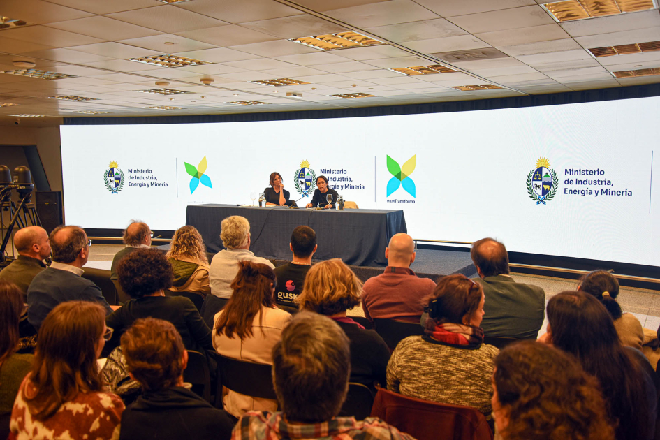 Lanzamiento del Núcleo Productivo de Biotecnología Al fondo, gran pantalla y mesa en que están sentadas Cardona y Schroeder; más cerca, público
