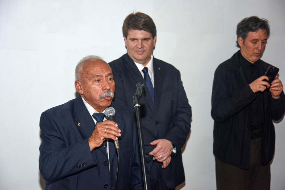 Director de Dinapyme, Luis Inzaurralde Inzaurralde habla con micrófono, junto a autoridades