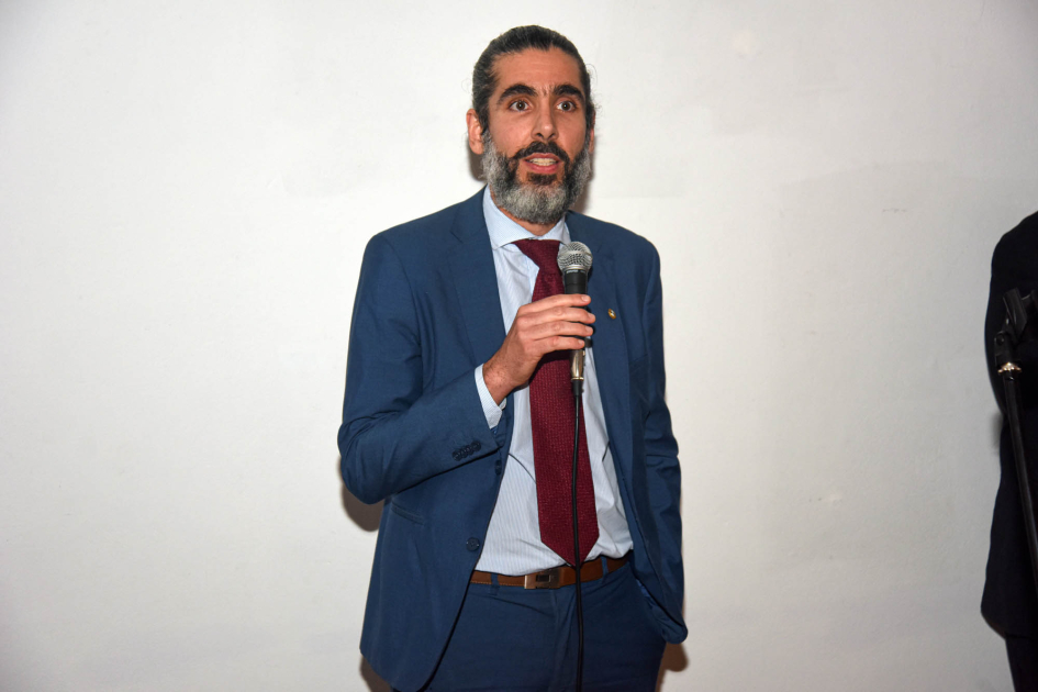 Director general de Secretaría, Rodrigo Díaz Díaz habla con micrófono