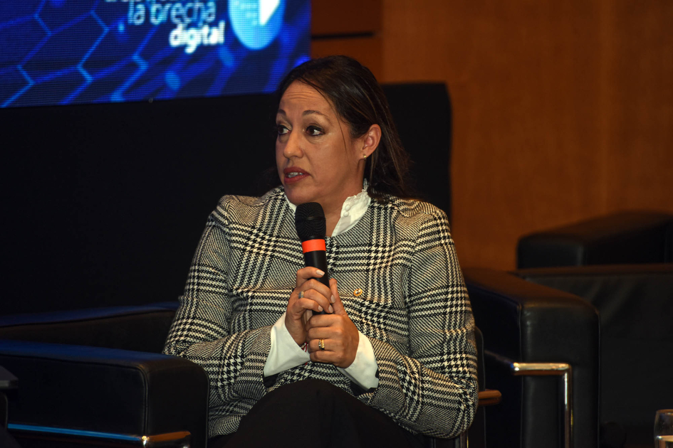 Ministra Fernanda Cardona Cardona, sentada, habla con un micrófono