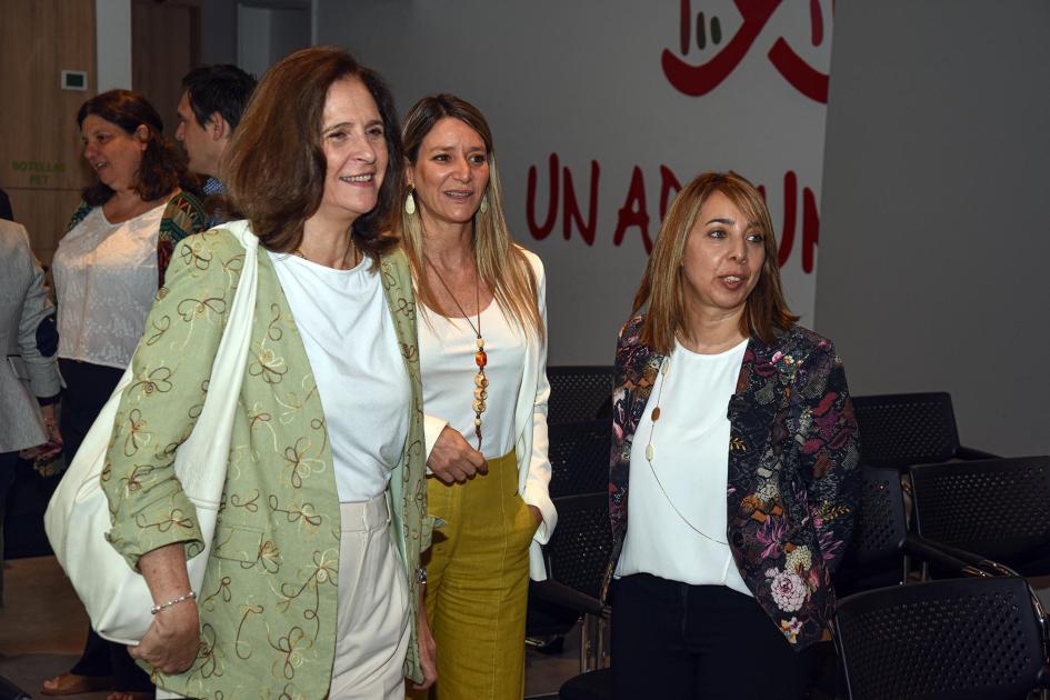 La ministra Elisa Facio dialogó con los representantes de la compañía Facio, jun to a dos gerentas de Coca-Cola Femsa Uruguay