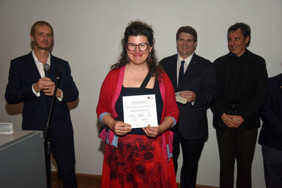 Artesana Ximena Bentancor (mención en Artesanía de producción) Artesana sostiene diploma; detrás, autoridades