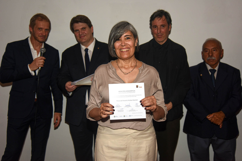 María del Rosario Núñez (mención en Pieza única) Artesana sostiene diploma; detrás, autoridades