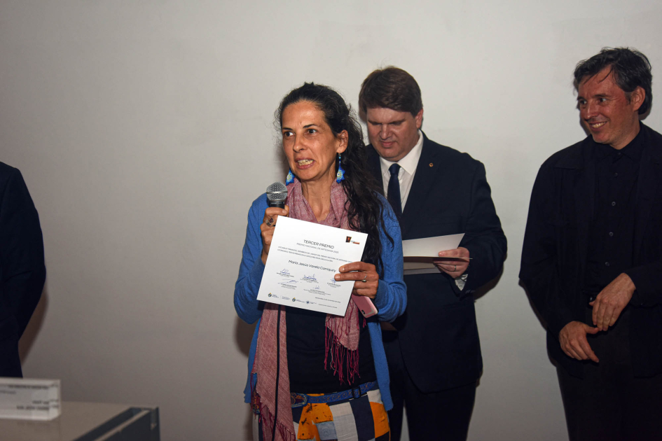 María Jesús Varela (tercer premio en Pieza única) Artesana sostiene diploma; detrás, autoridades