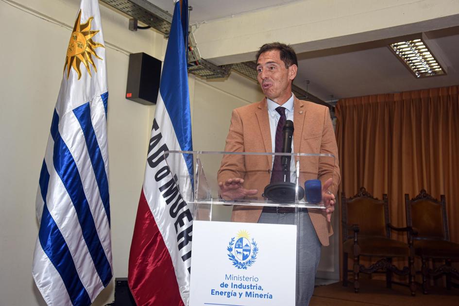 Director del Correo Uruguayo, Ivo González Director González habla desde un atril; detrás, pabellones