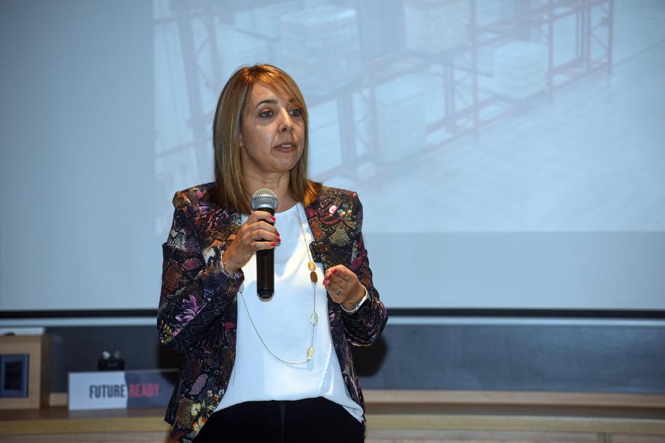 Gerenta de Operaciones de Coca-Cola Femsa Uruguay, Nuria Varela Una mujer habla con un micrófono