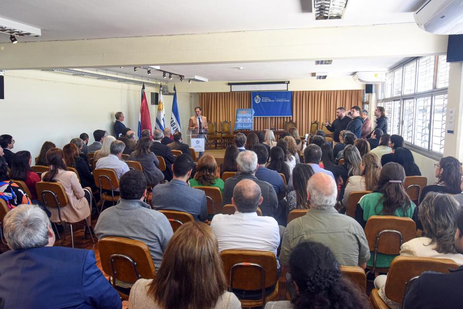 El evento se desarrolló en la sede de Dinamige Público, visto desde atrás; al fondo, habla Sanchís